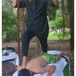 Masaje Ayurvédico Chavutti Thirumal